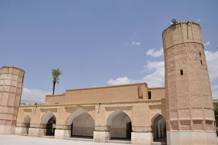 مسجدی با چهار، مناره ۱۱ ضلعی در داراب