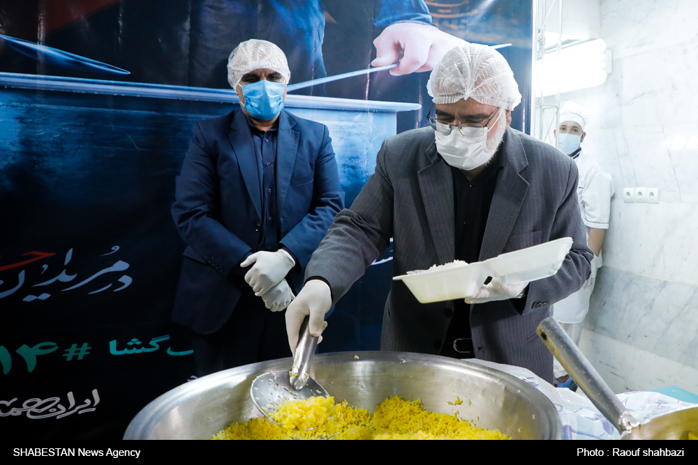 اطعام روزانه ۱۵۰۰ نفر با رعایت پروتکل‌های بهداشتی/ استمرار کمک‌های مومنانه با همکاری مسجدی‌ها