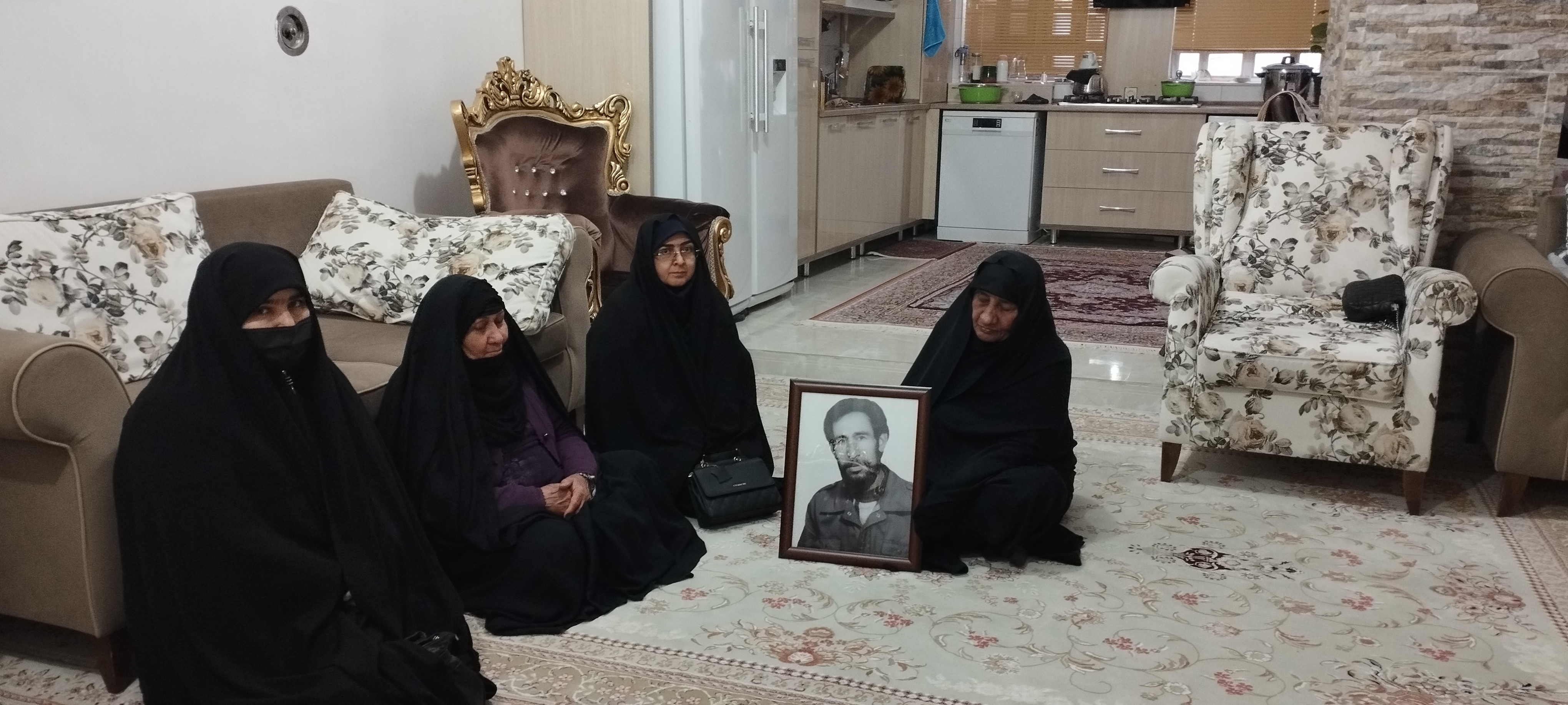 به منسبت دهه مبارک فجر اعضای کانون شهید آوینی با خانواده معظم شهدا دیدار کردند