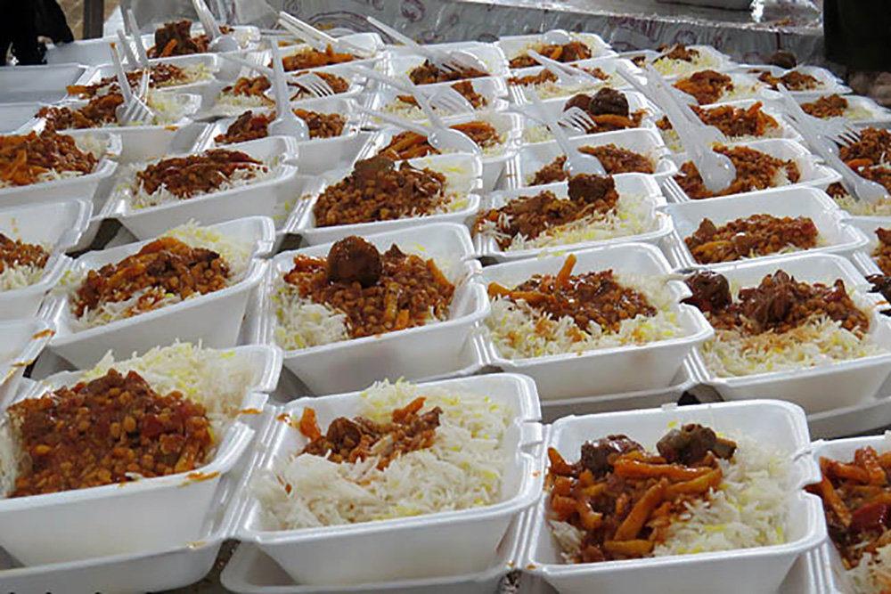 توزیع ۶۰۰۰ پرس غذای نذری با همکاری کانون ‌«بصیرت» قیروکارزین در عید غدیر