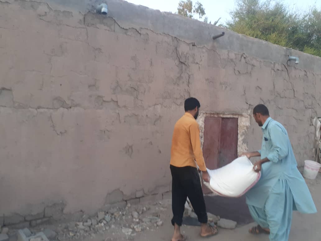 ۱۰۰ کیسه آرد کمک مومنانه بچه مسجدی ها به نیازمندان 