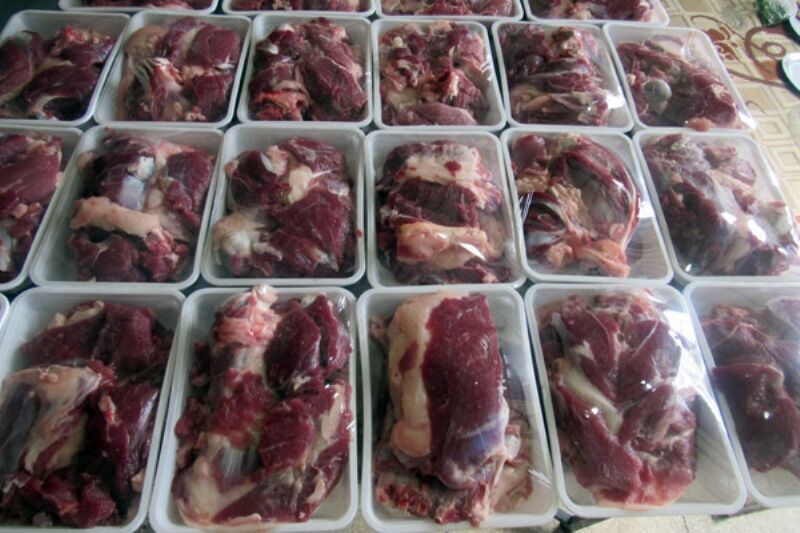 ۱۱۰ بسته گوشت قربانی میان خانواده های محروم جهرم توزیع شد