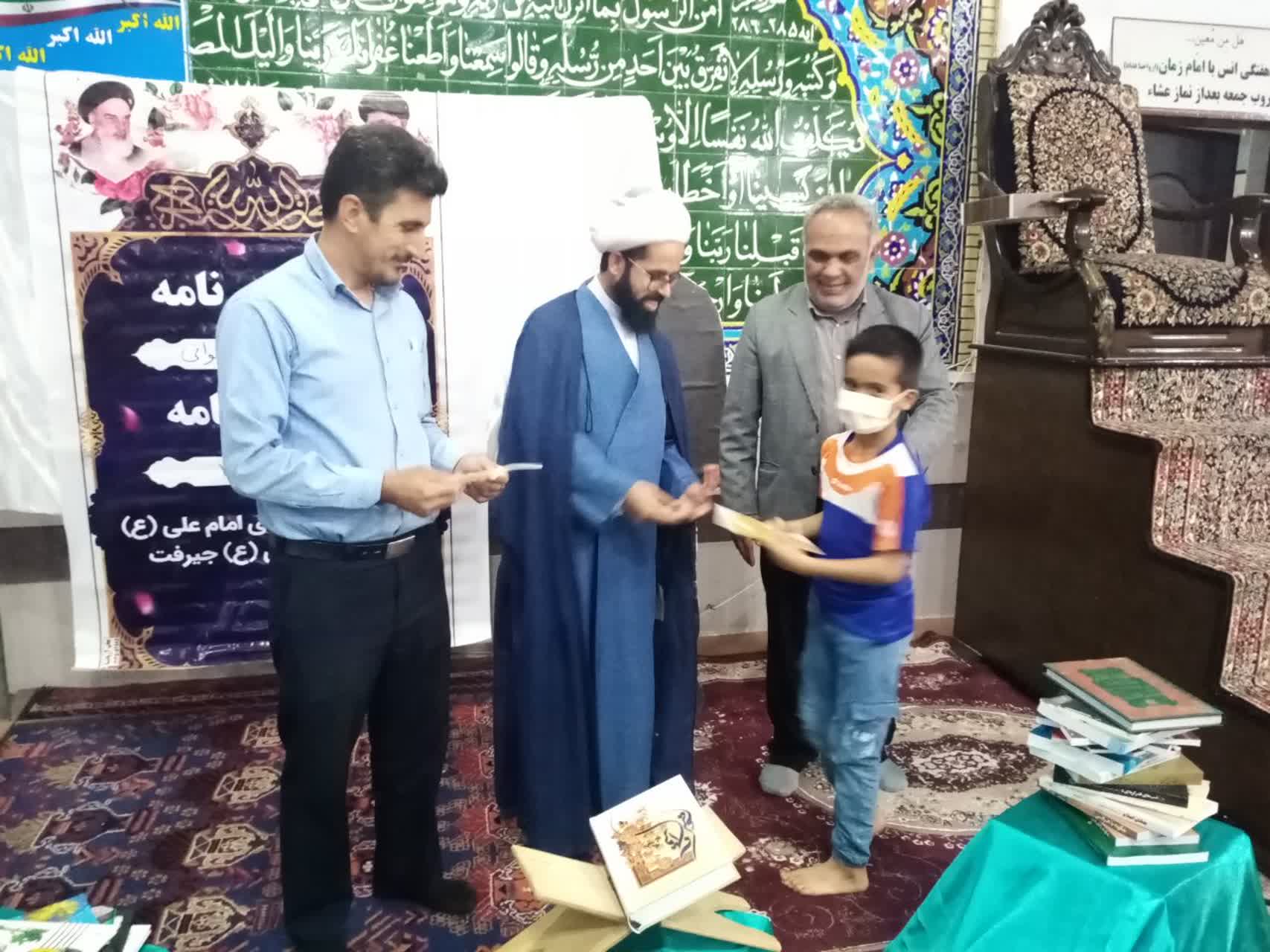 بچه مسجدی های کانون امام علی (ع) کتاب هدیه دادند