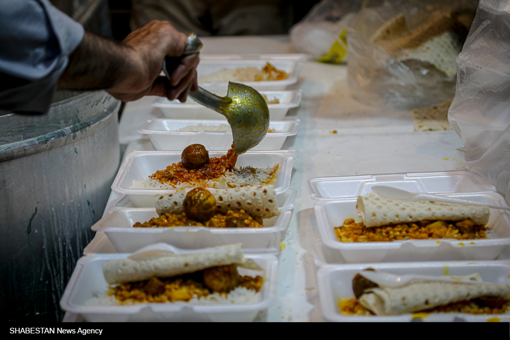توزیع ۲ هزار غذای گرم به مناسبت عید غدیر توسط کانون «مائده» مسجد «امام علی (ع)» شیراز