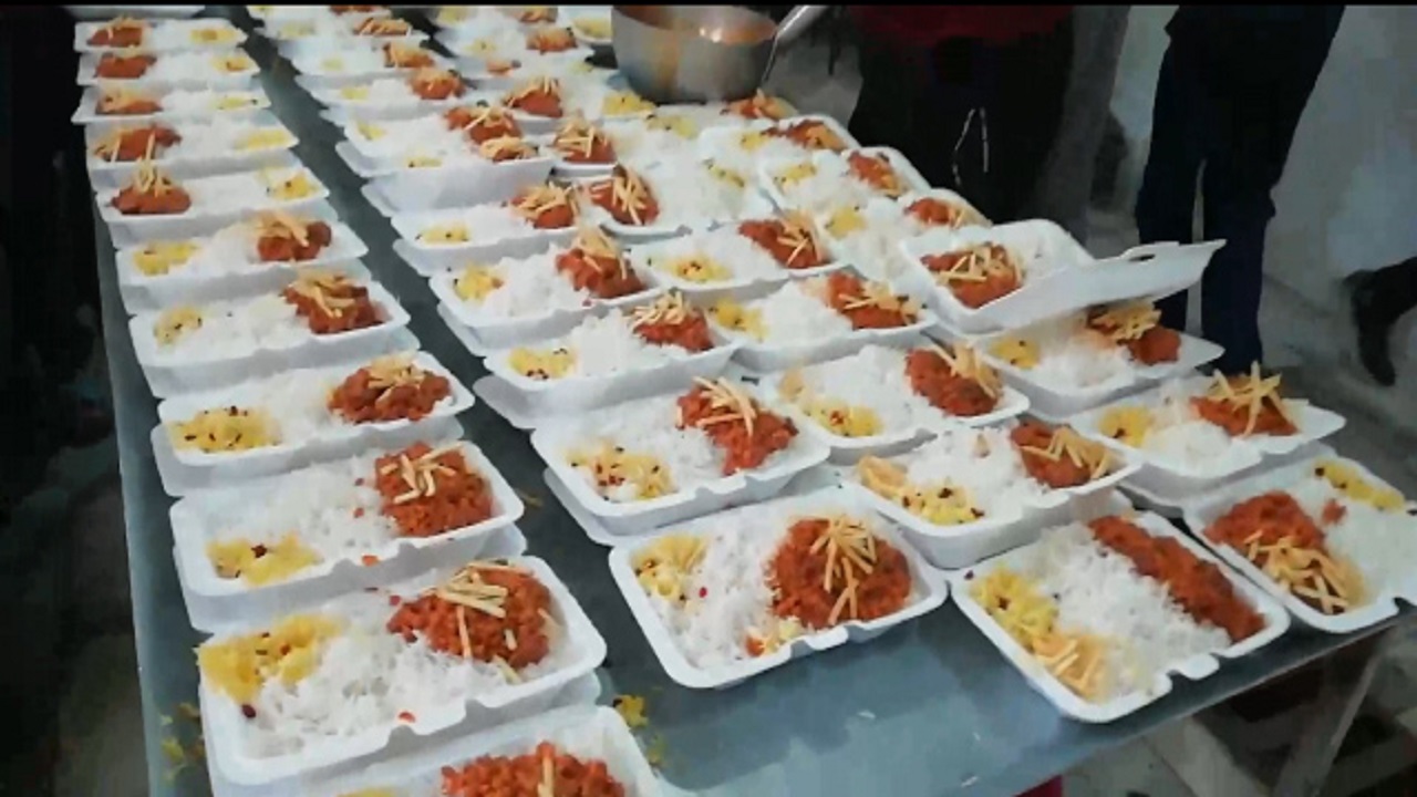 توزیع ۲ هزار غذا همزمان با عید غدیر توسط کانون «عاشورائیان» در روستای «موسویه» جهرم
