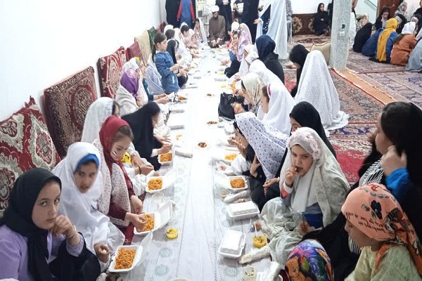 افطاری ۱۵۰ دختر روزه اولی در مسجد حاجی پیرلو ارومیه