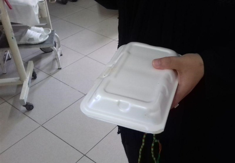 بچه مسجدی ها در فاطمیه همراهان بیماران را اطعام می کنند