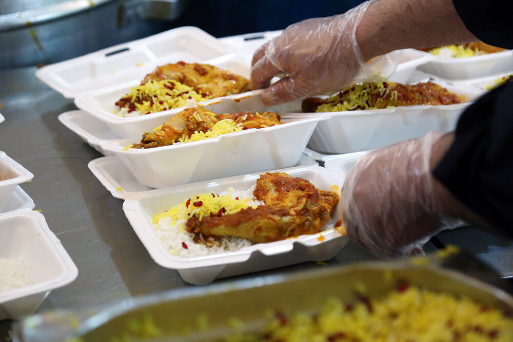 حدود ۱۰۰۰ پرس غذای نذری عید غدیر در کانون «بشارت» قیروکارزین توزیع شد