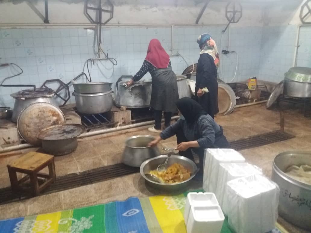 توزیع ۷۰۰ پرس غذای گرم به همت کانون شهدا مسجد امام جعفر صادق(ع) بهشهر
