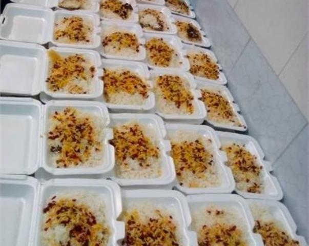 توزیع ۱۴۰۰ پرس غذای نذری در قالب طرح اطعام رضوی 