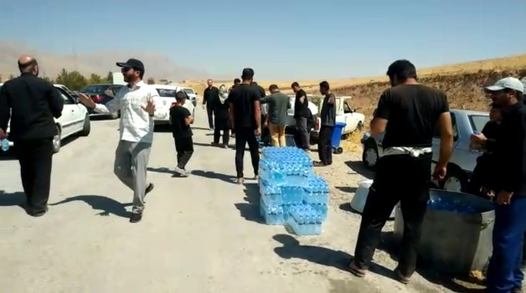 توزیع بیش از ٤ هزار بسته میوه و آب معدنی در مسیر برگشت زائران از مرز خسروی