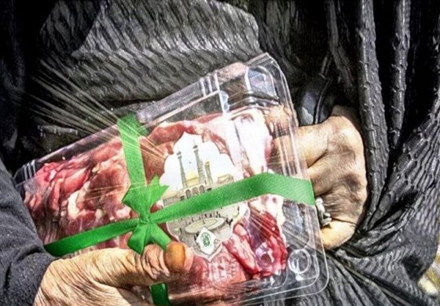 توزیع ۳۰۰ بسته گوشت قرمز بین نیازمندان توسط «فهمای گچساران»