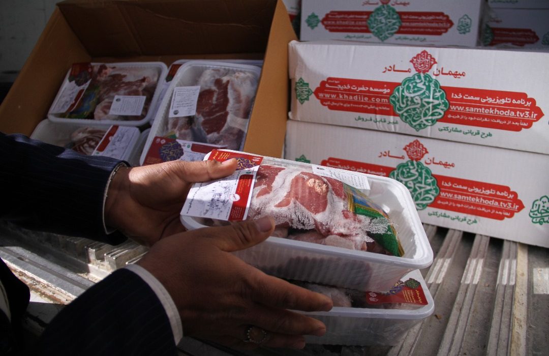 توزیع ۱۱۰ بسته گوشت قربانی در روستای «کنده ای» شهرستان کازرون در آستانه ایام الله دهه فجر