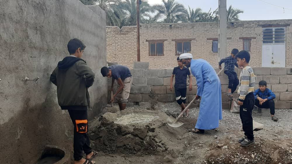 اعضای کانون شهدای دوبنه پای کار ساخت و ساز مسجد روستا