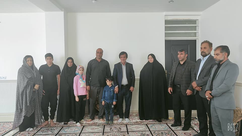 دیدار مدیرکل فرهنگ و ارشاد اسلامی جنوب کرمان با خانواده شهید سمندر