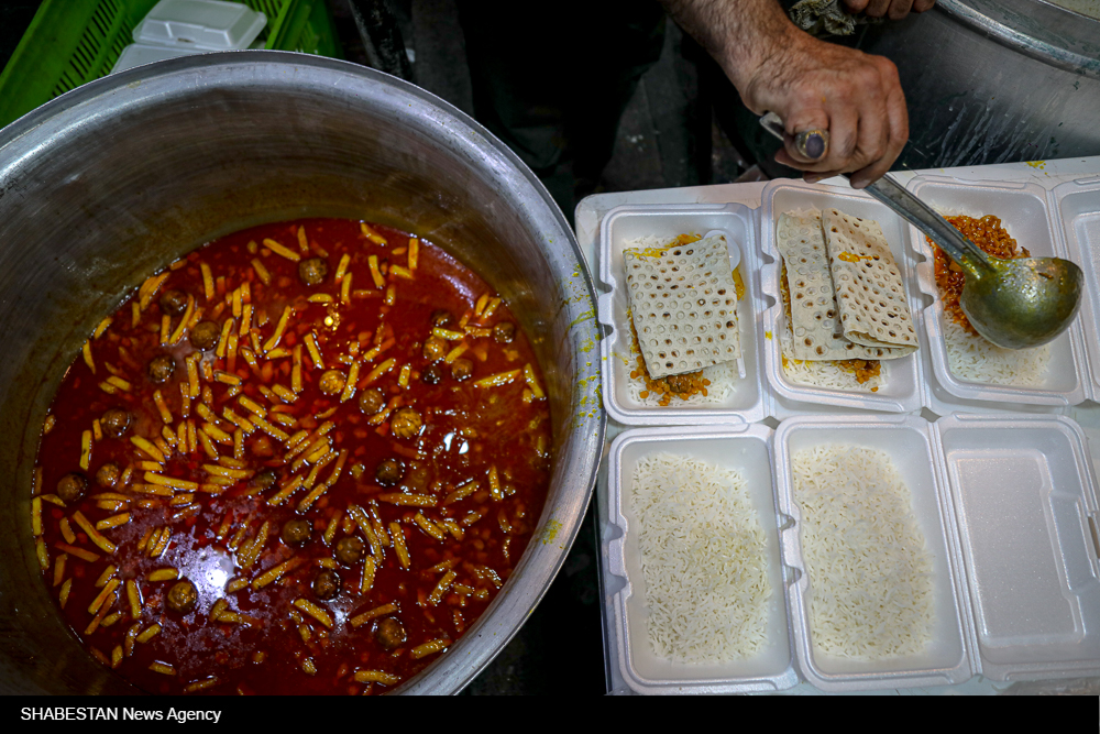 طبخ و توزیع یک هزار و ۲۰۰ پرس غذا در شب قدر به همت کانون «فاطمه الزهرا (س)» روستای «نویه» سرچهان