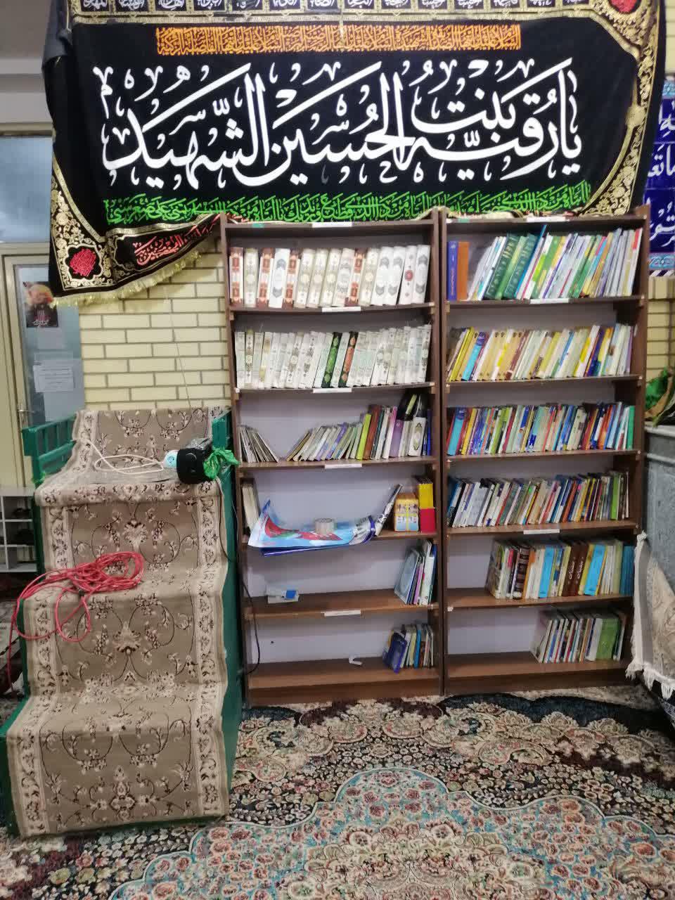 اهدای کتاب به کتابخانه مسجد