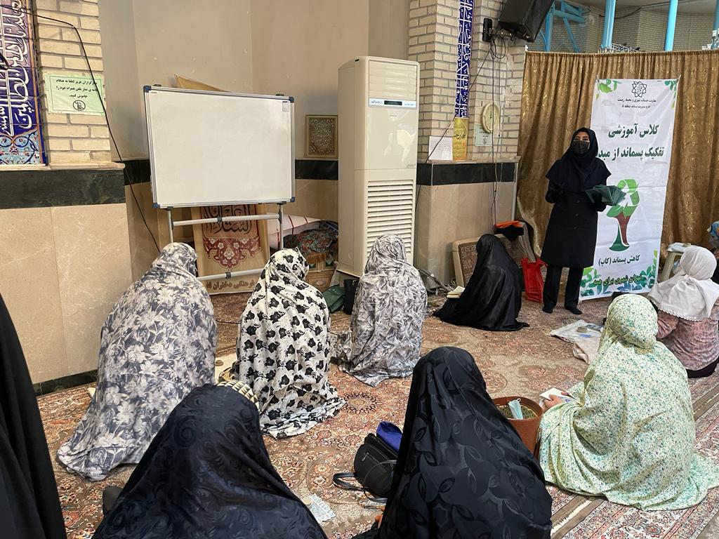 آموزش تفکیک پسماند به نمازگزاران در مسجد فاطمیه