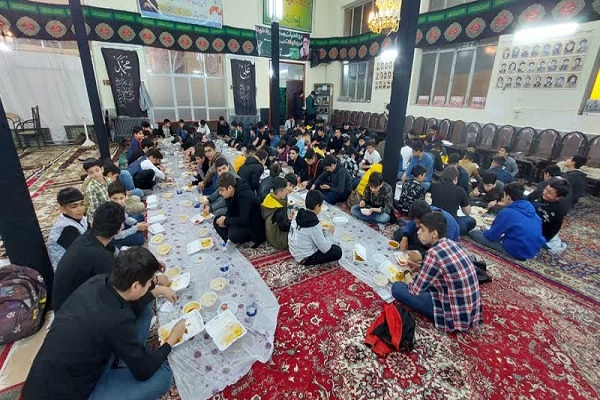 دهه نودی ها مهمان افطاری مسجد آقاابراهیم شهرستان خوی شدند