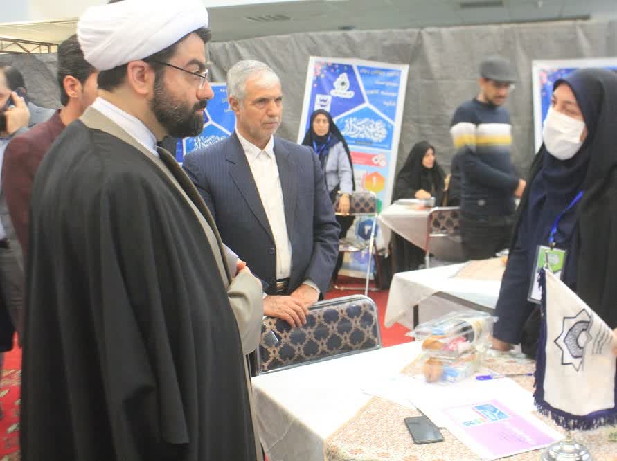 بازدید حجه الاسلام متقی فر از غرفه کانون مشکات در نمایشگاه رویدادجامعه پرداز استان