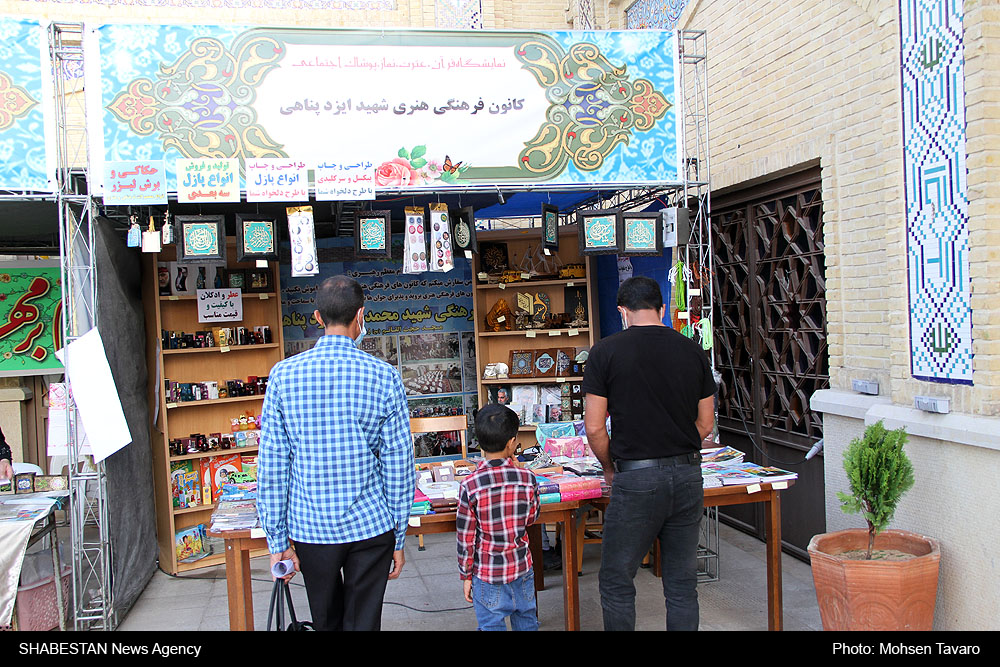 استقبال بازدیدکنندگان از غرفه کانون «شهید محمدتقی ایزدپناهی» شیراز در نمایشگاه قرآن کریم