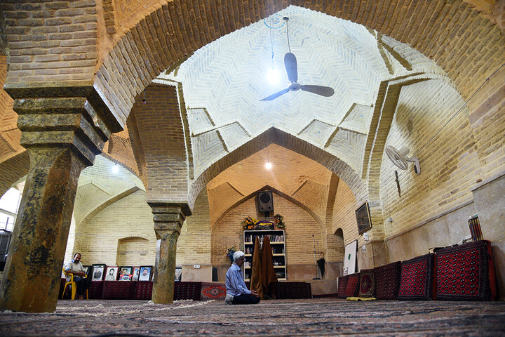 میز خدمت قضایی ویژه اهالی محله «لب آب» در مسجد «آقا لر» شیراز تشکیل شد