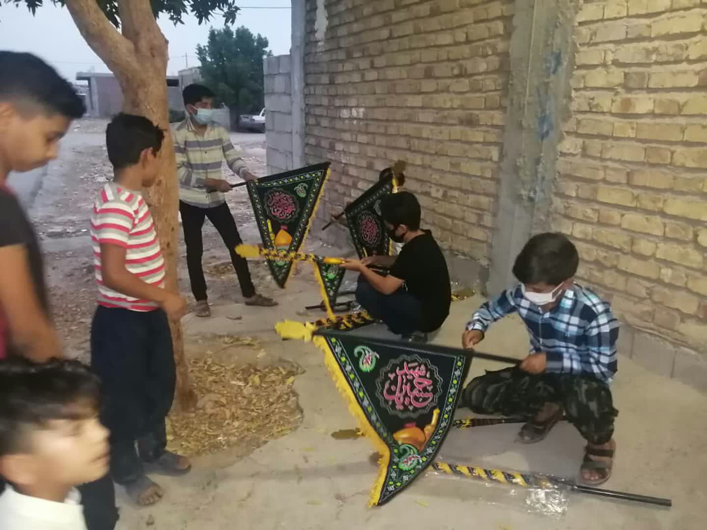 همت بچه های مسجدی ها برای نصب پرچم عزا در سطح شهر 