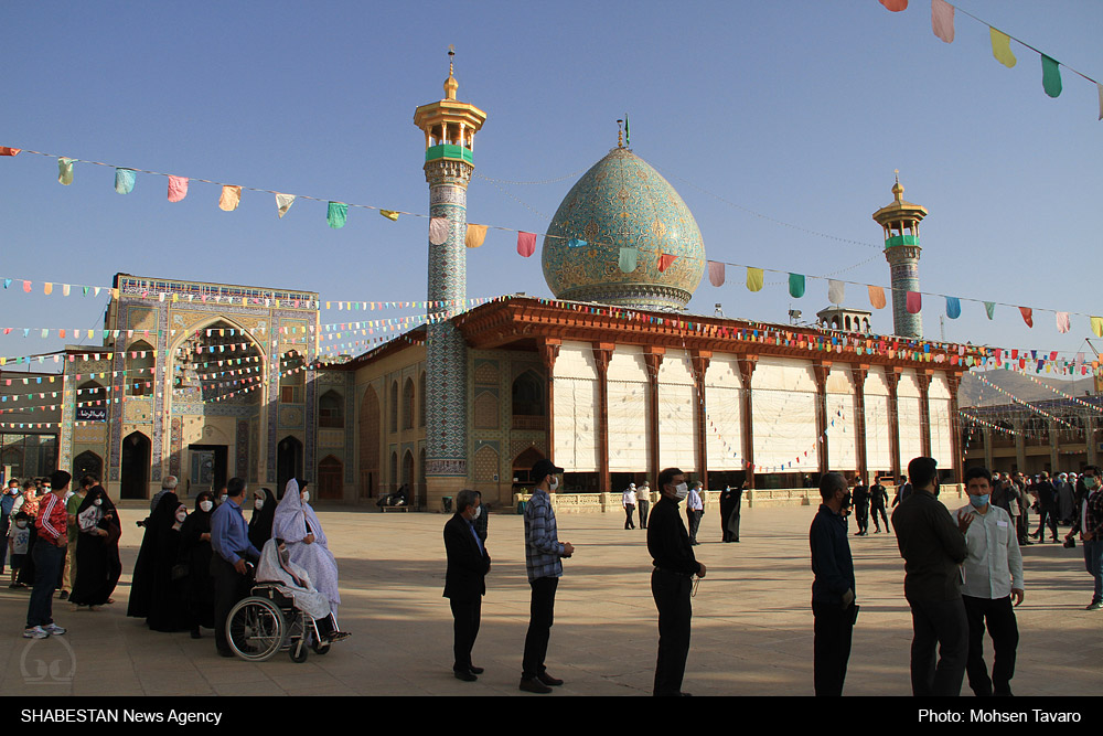 حضور پرشور مردم پای صندوق های رای حرمین مطهر شیراز، همزمان با دهه کرامت