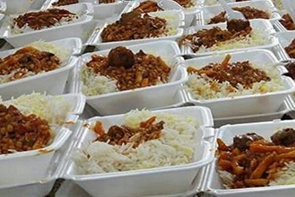 توزیع ۷۰۰ پرس غذای گرم در شب میلاد امام رضا (ع)