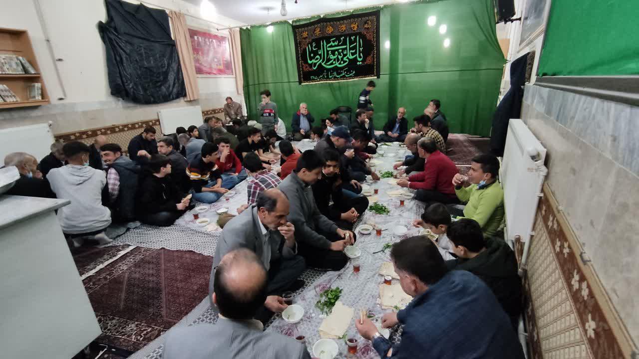 سفره افطاری ساده در مسجد امام علی(ع) آزادگان زنجان پهن شد