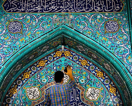 غبارروبی مسجد «حاج عبدالرحیم» جهرم به همت اعضای کانون «حضرت ابوالفضل (ع)»