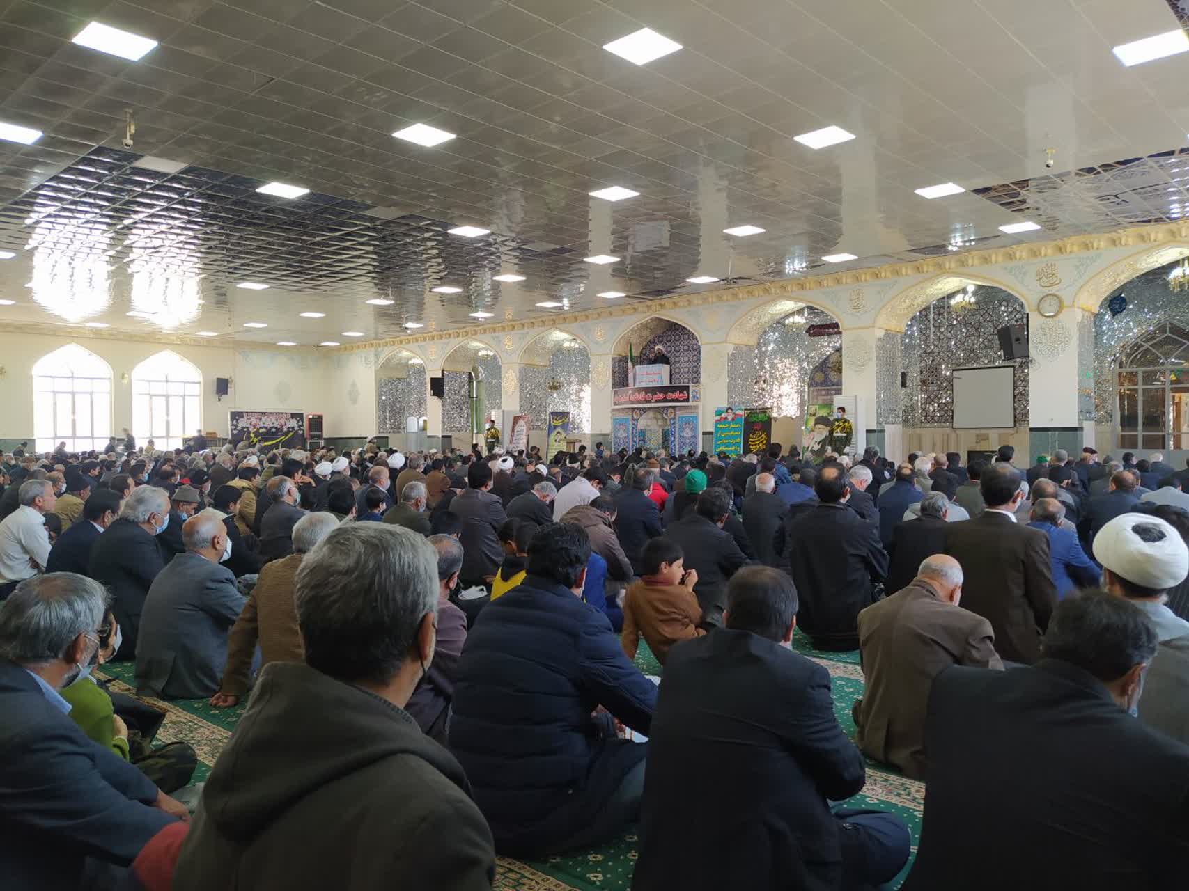درآخرین از هفته قرآن، عترت ونماز اعضاء کانون فرهنگی هنری طلوع در نماز جمعه شرکت نمودند.