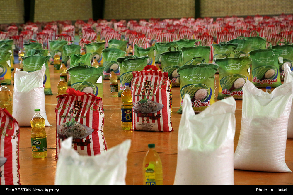 ۱۰۰ بسته مواد غذایی به همت کانون «سلاله پاکان» میان نیازمندان توزیع شد