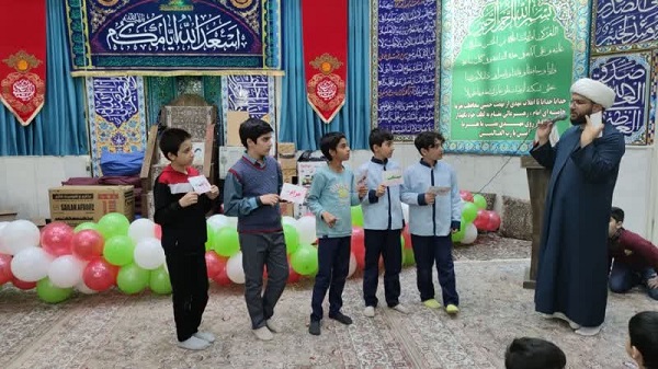 این امام محله امید و نشاط به بچه‌ها هدیه می‌دهد