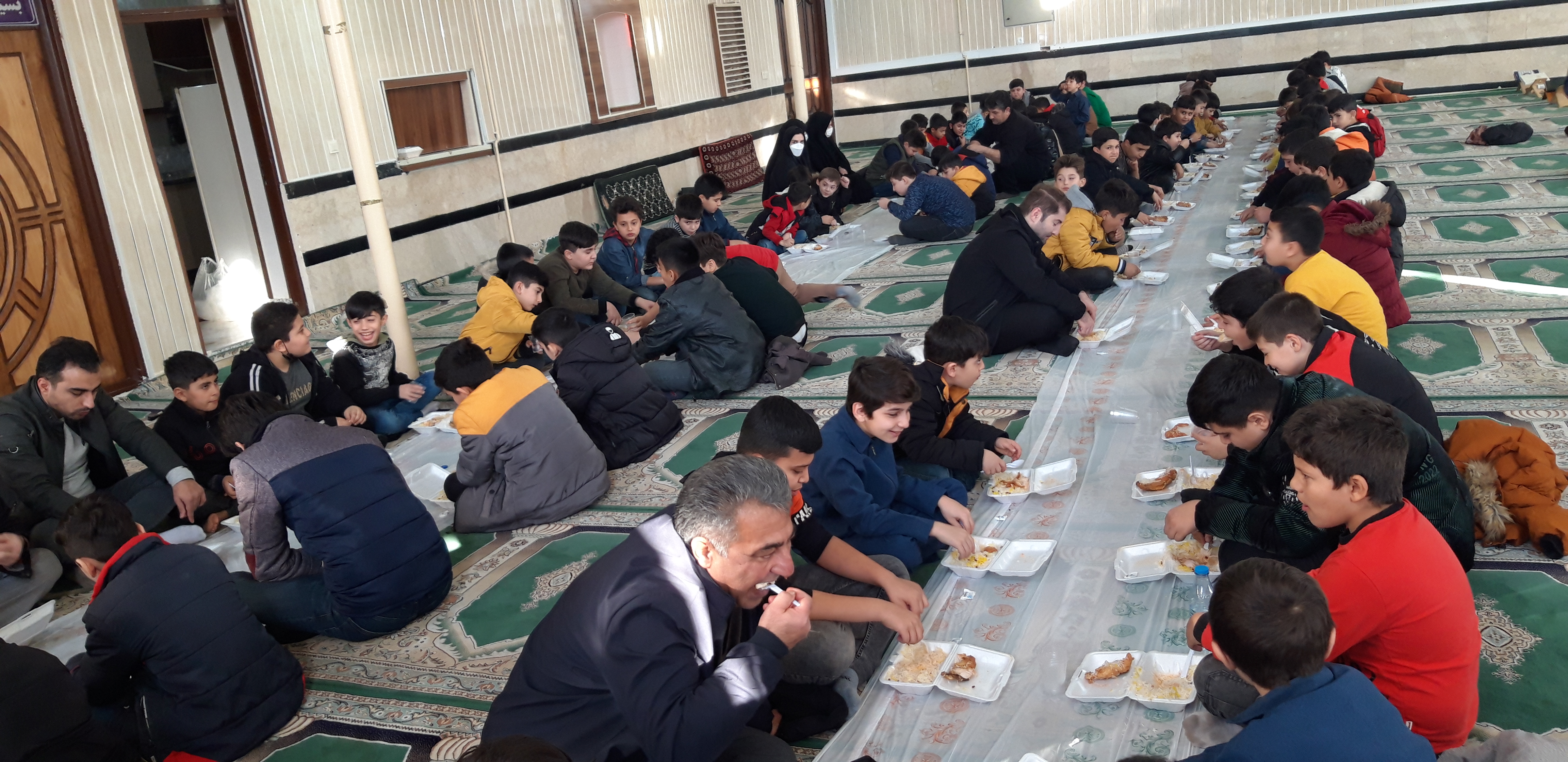برپایی سفره احسان برای دویست نفر از دانش آموزان مسجدی