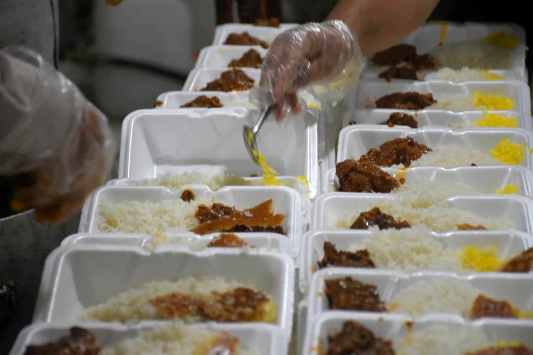 طرح اطعام نیازمندان به همت بچه های مسجد در عید مبعث اجرا شد