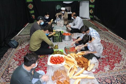 توزیع مرحله پنجم غذای آماده میان کارتن‌خواب‌های شیراز توسط کانون «شهید سلیمانی» شیراز