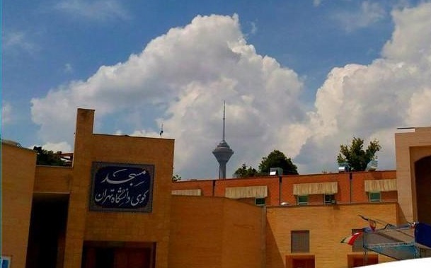 مسجدی برقرار که با الهام از مقبره شیخ صفی‌الدین اردبیلی ساخته شد