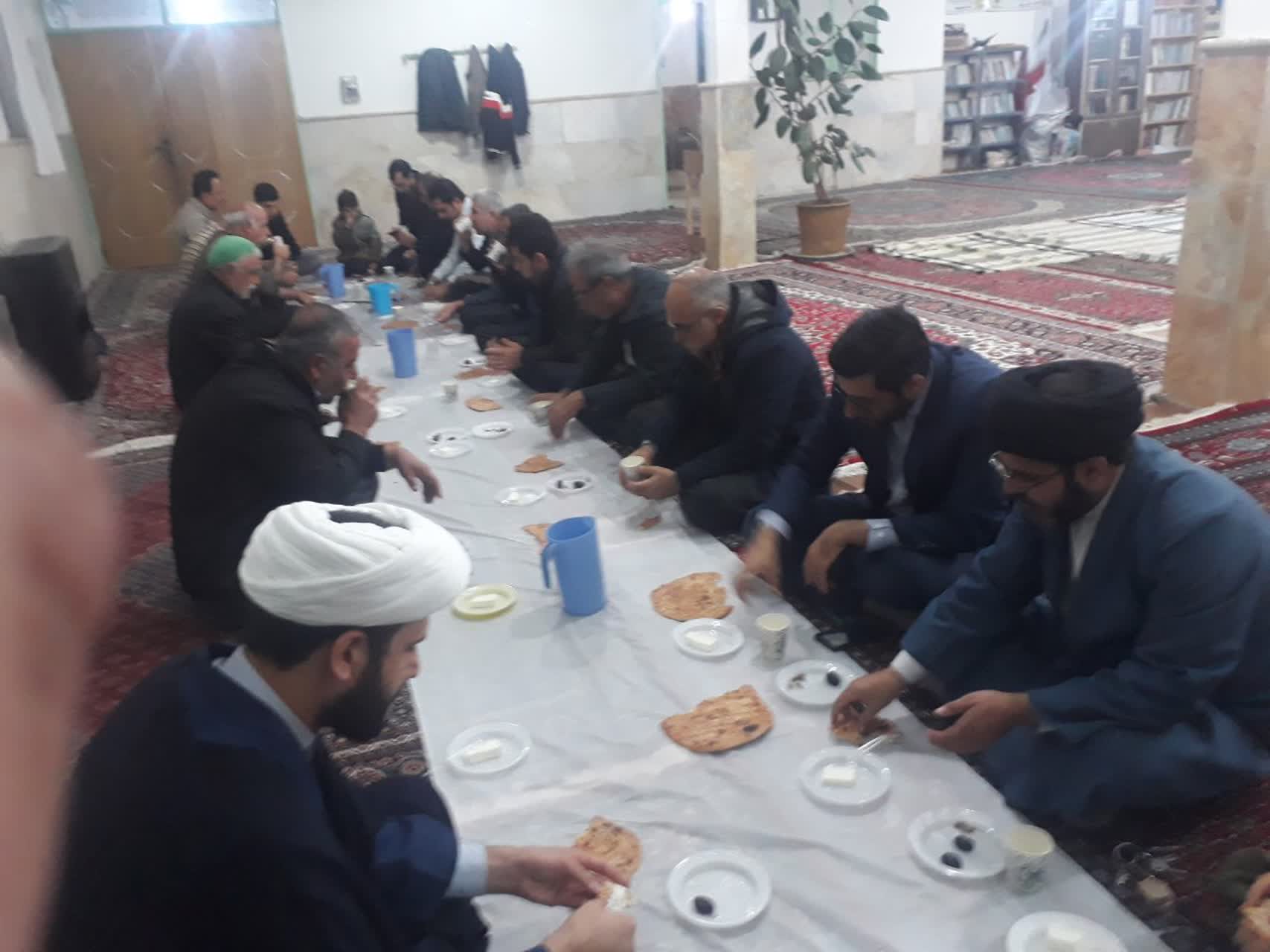 روزه‌داران مهمان سفره‌هاي افطاري کانون غدير روستاي کروندان دهگلان شدند