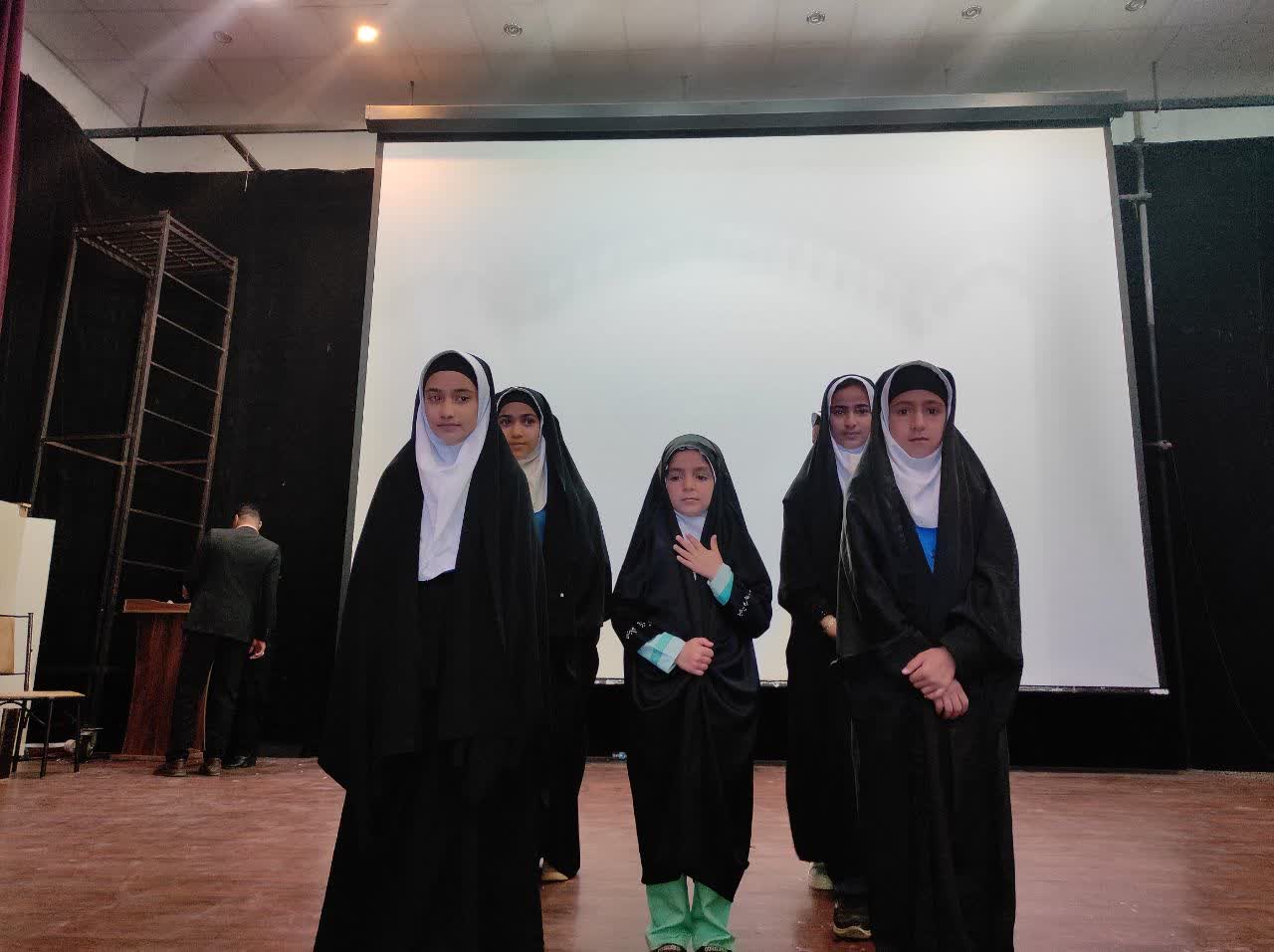 گروه های سرود شهرستان جیرفت در جشنواره سرود انقلاب به رقابت پرداختند