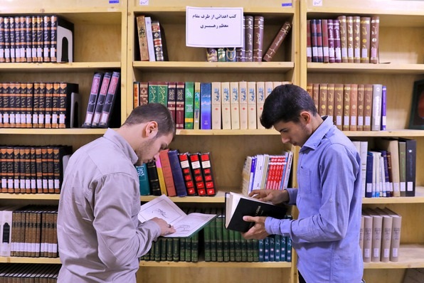 خدمات یک کتابخانه مسجدی در روزهای کرونایی؛ از شنبه‌های کتاب تا کمک به محرومان