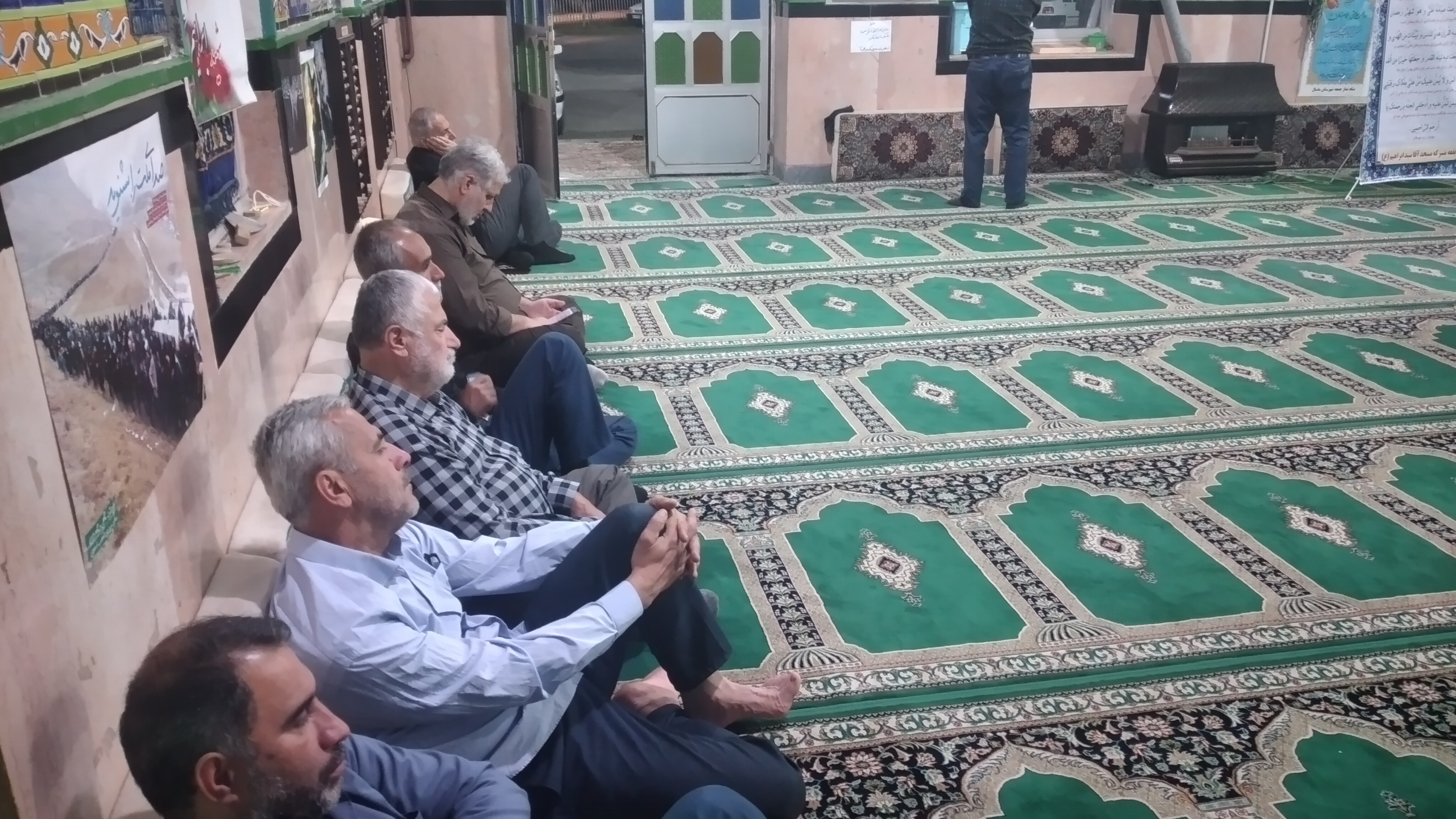 نشست کتاب خوانی در مسجد